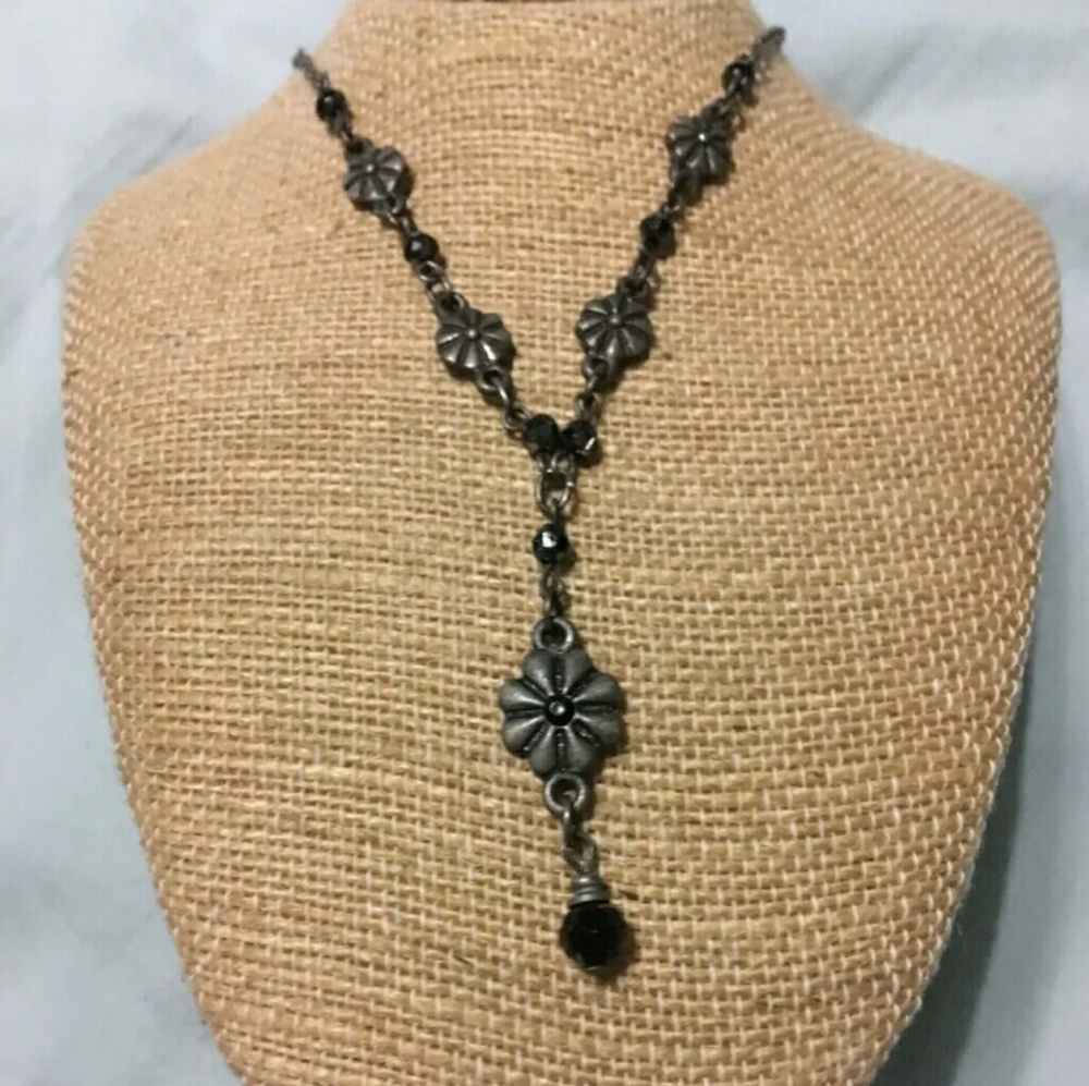 Pewter Look Daisy Faux Black Stone Y Necklace. Con